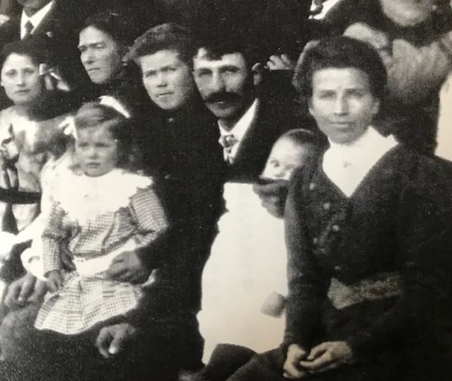 1914 : François Rivière et son épouse Ernestine Clément (à sa gauche, au premier plan). Sur les genoux de François, son fils Marcel . A sa droite, la sœur de François Joséphine avec sur ses genoux, sa nièce Fernande.© Collection Privée