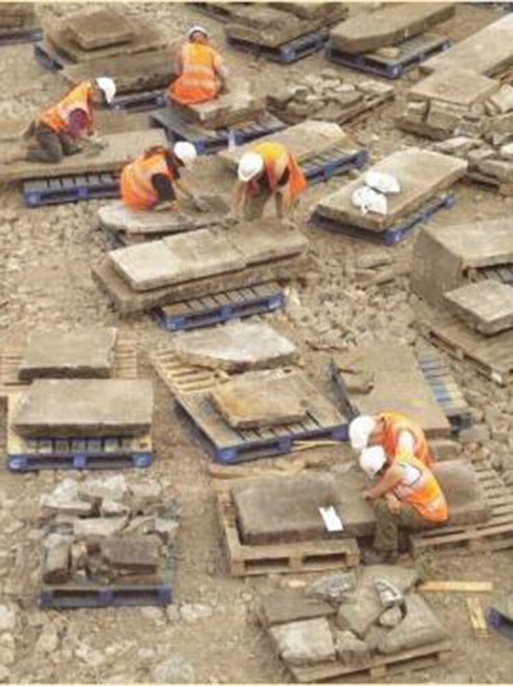 Il y a quelques années, des travaux de modifications de la ligne de chemin de fer ont mis à jour de nombreuses tombes au niveau de l'ancien cimetière de Saint-Pancras qui avait été détruit entre 1860 et 1866